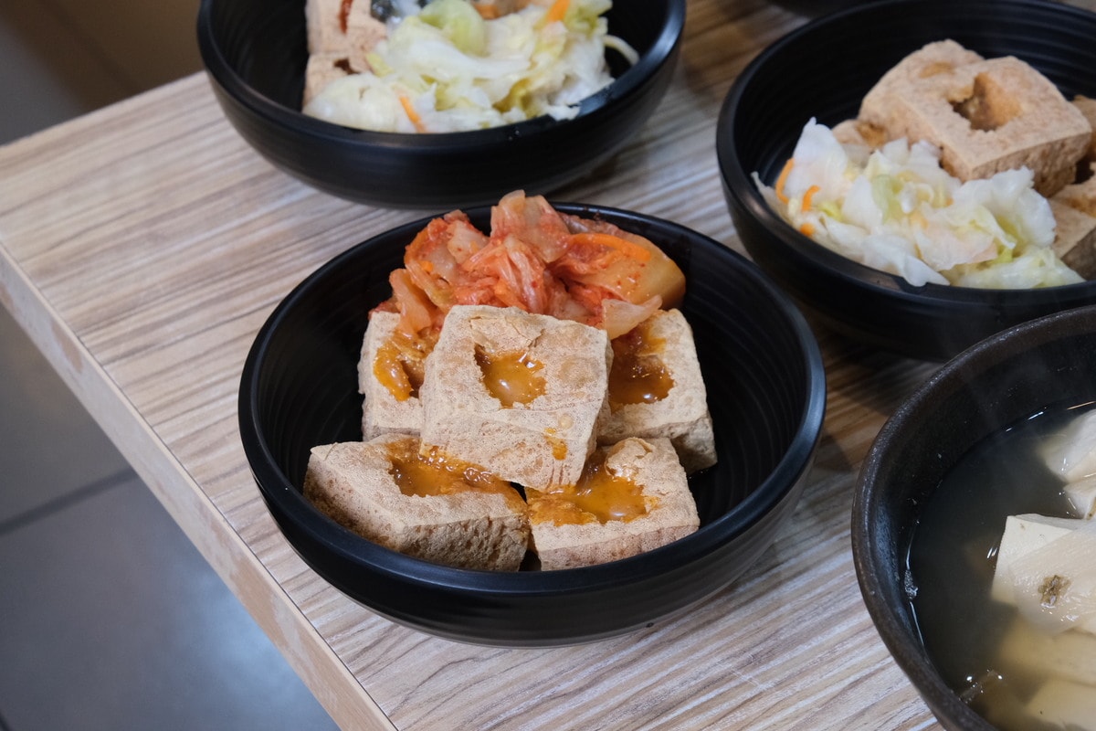 五味臭豆腐。新竹創意臭豆腐。皮蛋、椒麻、胡麻、五味醬口味。 - 第14張圖