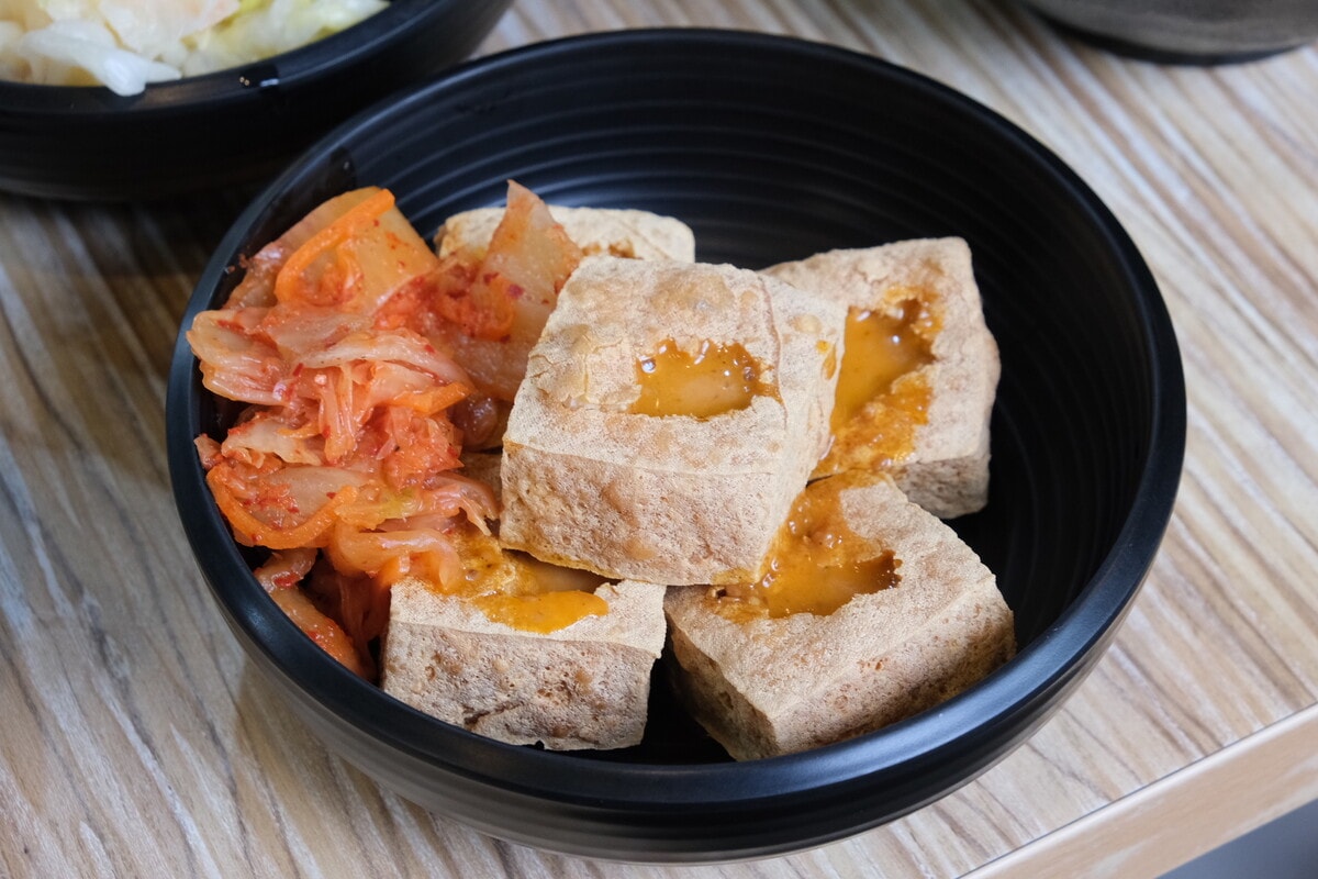 五味臭豆腐。新竹創意臭豆腐。皮蛋、椒麻、胡麻、五味醬口味。 - 第15張圖