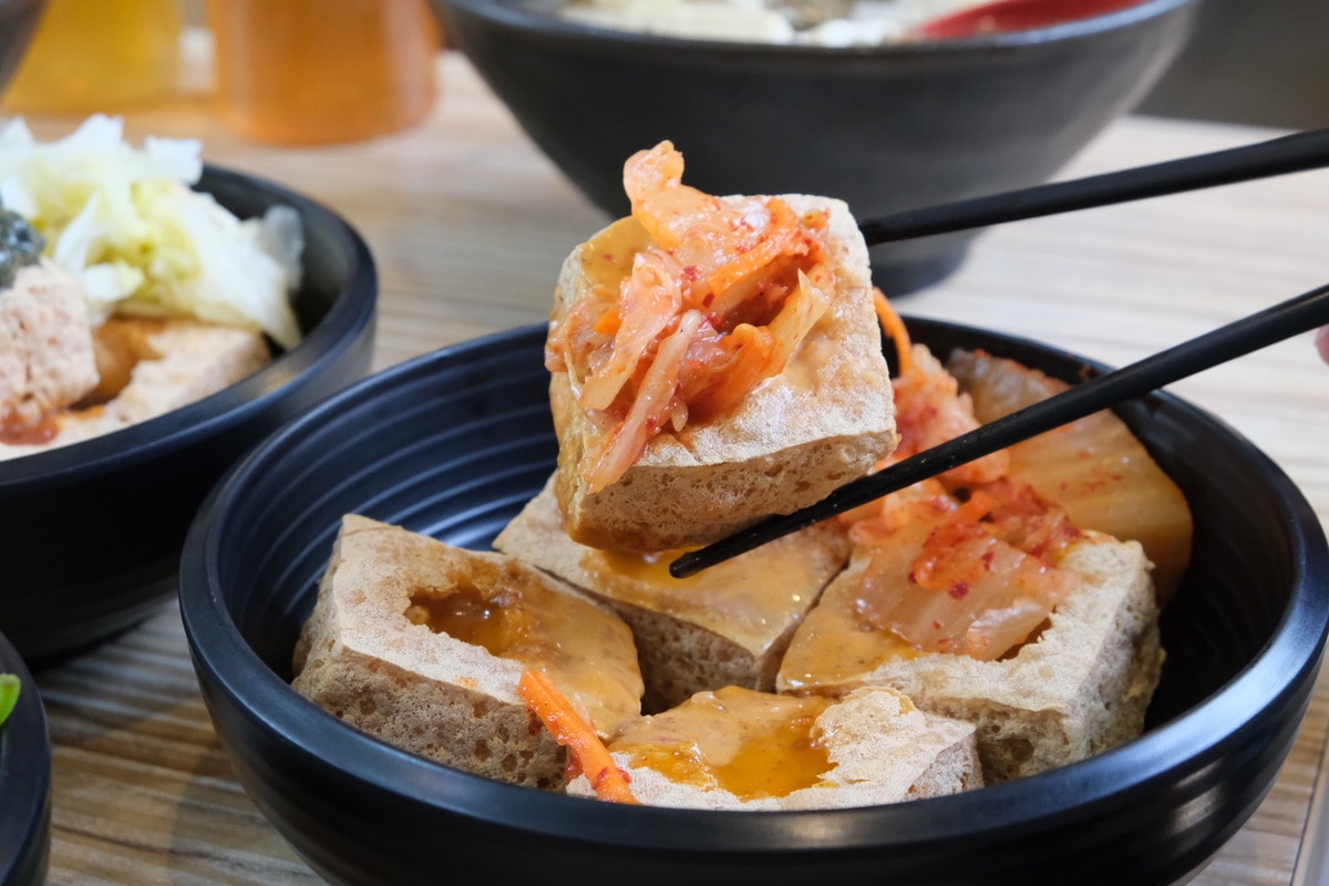 五味臭豆腐。新竹創意臭豆腐。皮蛋、椒麻、胡麻、五味醬口味。 - 第16張圖