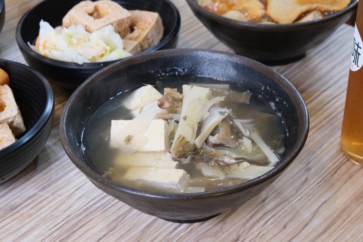 五味臭豆腐。新竹創意臭豆腐。皮蛋、椒麻、胡麻、五味醬口味。 - 第23張圖