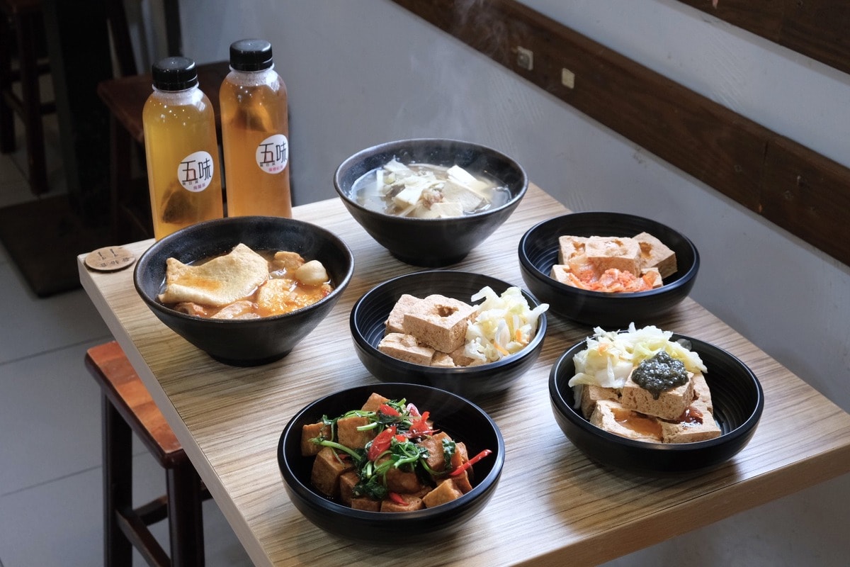 五味臭豆腐。新竹創意臭豆腐。皮蛋、椒麻、胡麻、五味醬口味。 - 第25張圖