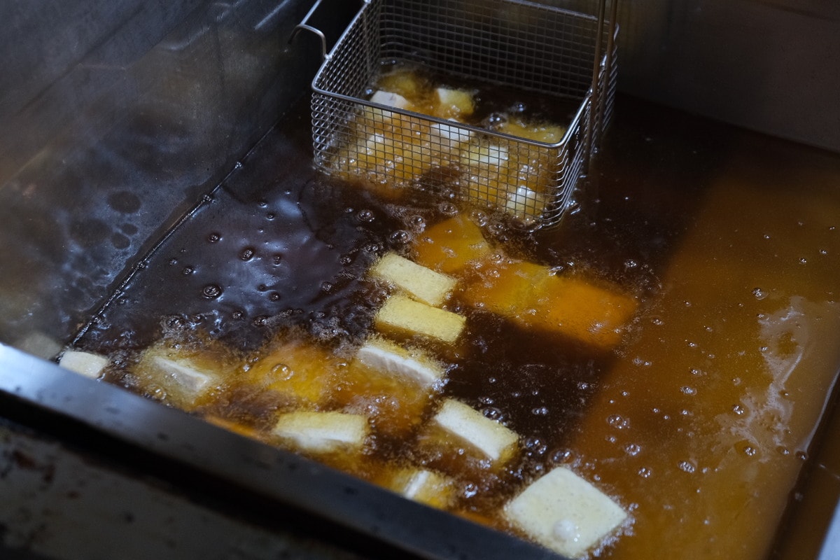 五味臭豆腐。新竹創意臭豆腐。皮蛋、椒麻、胡麻、五味醬口味。 - 第8張圖