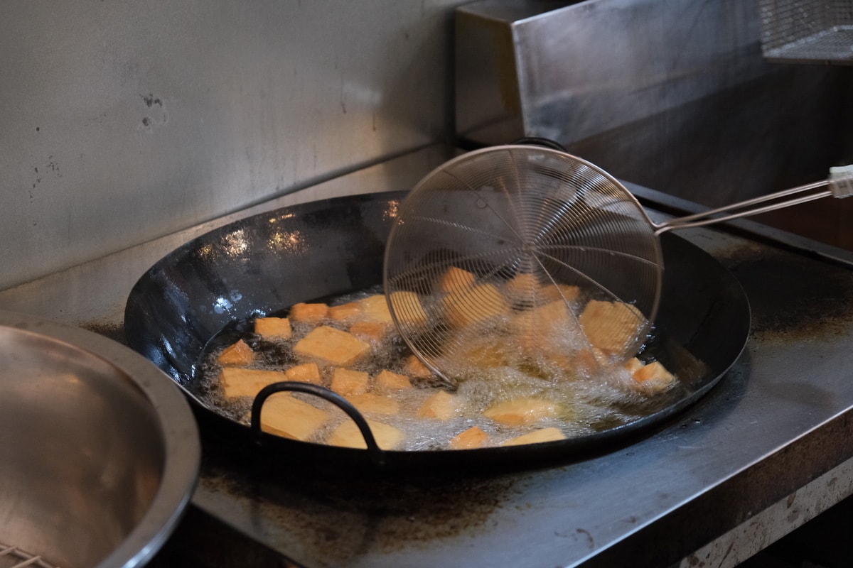 五味臭豆腐。新竹創意臭豆腐。皮蛋、椒麻、胡麻、五味醬口味。 - 第9張圖